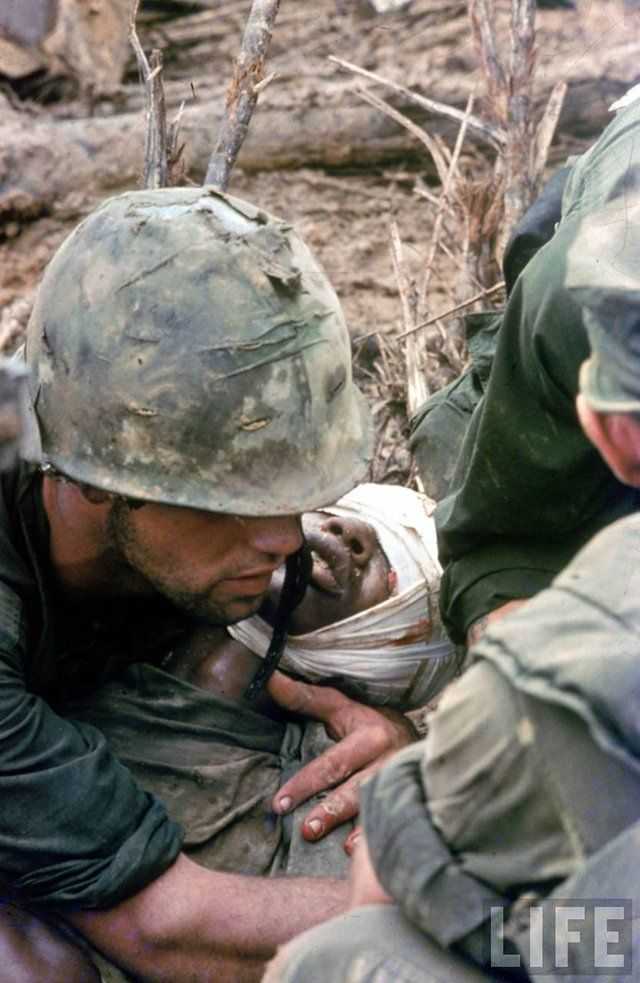 罕见!1966年美军在越南战争中转运受伤士兵的老照