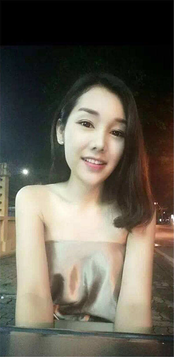 为吸引官员注意 泰国一"美女"在路中水坑里洗澡