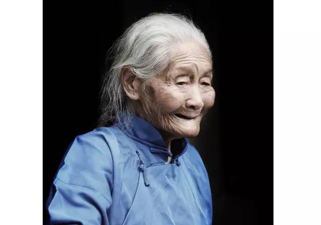 80岁老太太,沿街乞讨30年,却坚持打扮成这个模样!