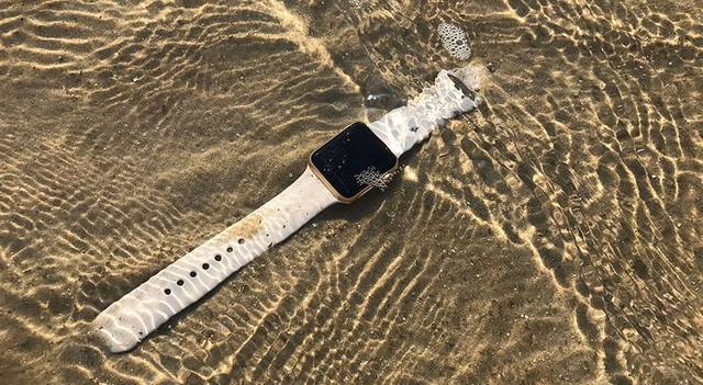 Apple Watch Series 2防水功能实测：带上手表去海边_手机搜狐网