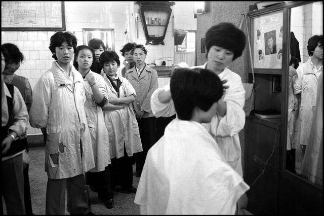 84年理发店坐满了烫发的美女,中国人开始追求美了