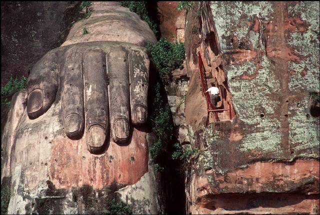 1980年游乐山大佛,居然还可以爬到大佛的脚上