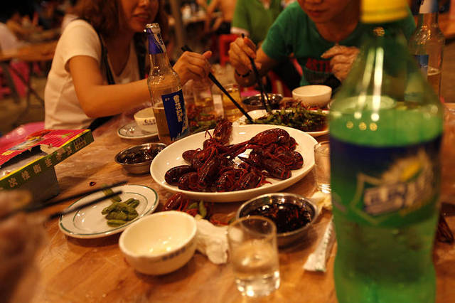 武汉夜市二十元钱的一餐宵夜,街坊邻居照样吃的欢