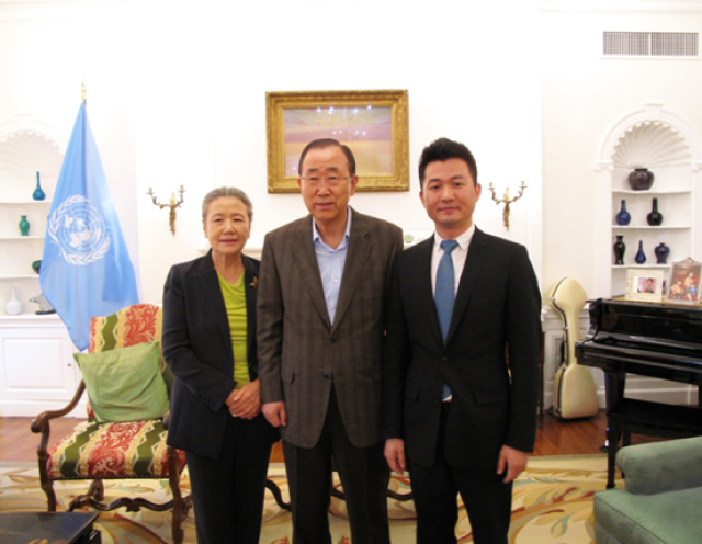 联合国秘书长潘基文及夫人与幸福9号总裁王磊(右一)合影