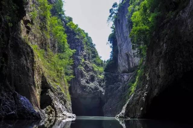 六冲河自西向东流经两县,形成上游总溪河景区,下游九洞天景区.