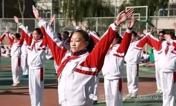 据悉,北京市不会向各中小学硬性推广新款校服,假如学校有意向购买