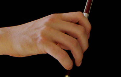 低音提琴握弓手型图图片