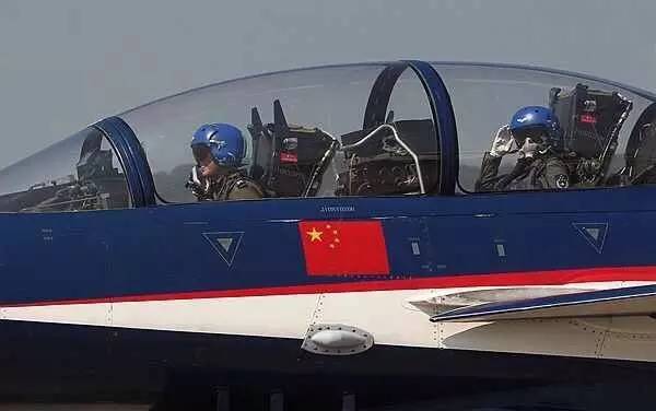 飞行员余旭和队友一起驾驶中国空军八一飞行表演队6架歼十表演机,拔地