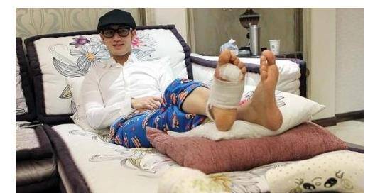 黄晓明在拍摄《白发魔女传之明月天国》脚受伤