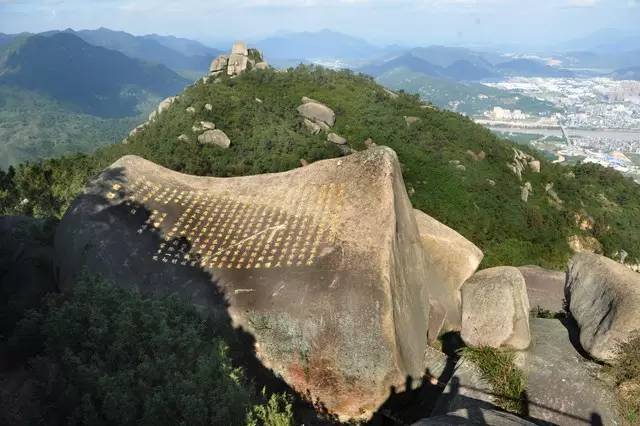 覆釜山:山顶有"天书"奇观