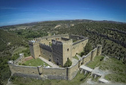 城堡所处的位置正好是当时西班牙北部城市卡斯提尔(castile)的要冲上