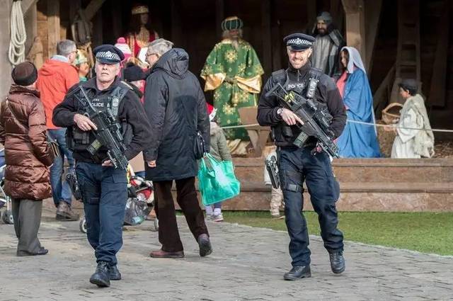 伦敦皇家骑兵卫队附近的武装警员巡逻