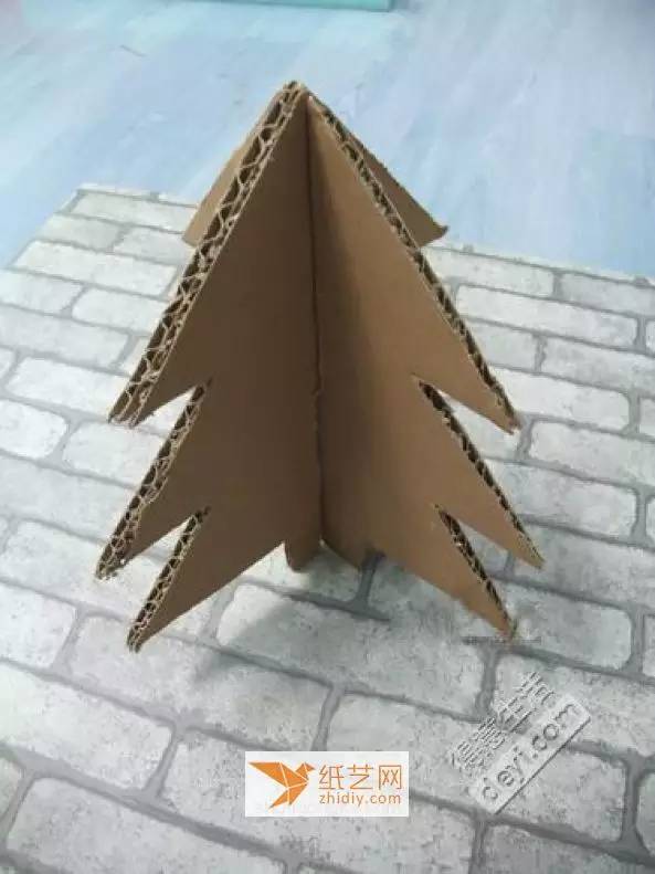利用纸板变废为宝来制作圣诞树