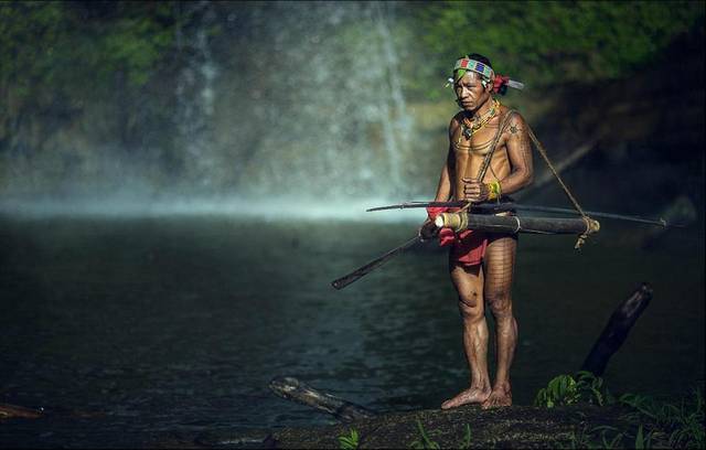 原始土著部落女人不穿衣服与世隔绝半游牧生活