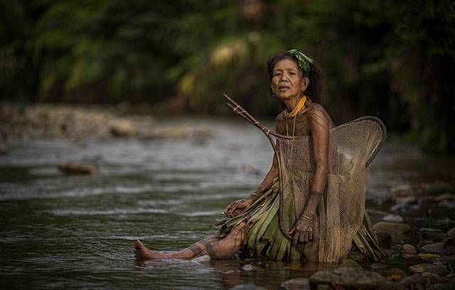 原始土著部落女人不穿衣服与世隔绝半游牧生活