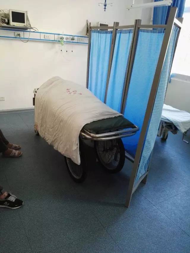 曾经活泼懂事的小男孩被白布覆盖,静静躺在金峰市二医院冰冷的病床上