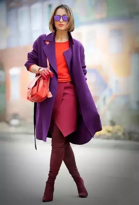 腿长裤 紫色迷你手拿包 橘红色珠子项链 这是一组冬季里最温暖的配色