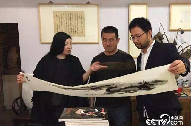 (右一,中国著名画家,古陶鉴定收藏家,上海"延艺堂"堂主—倪林海先生