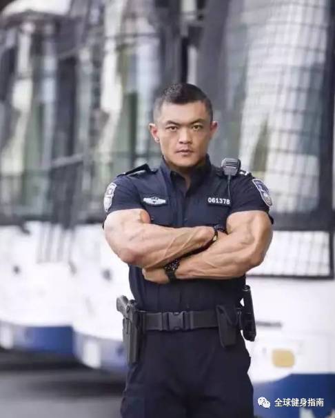 他就是曲祖毅 是深圳的一名特警 这呼之欲出的d罩杯大胸 这撑爆袖管的