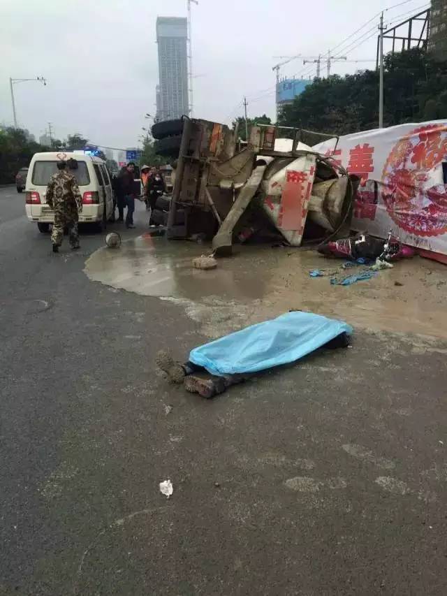 又是水泥车,南宁大桥水泥车侧翻,压死电车车主