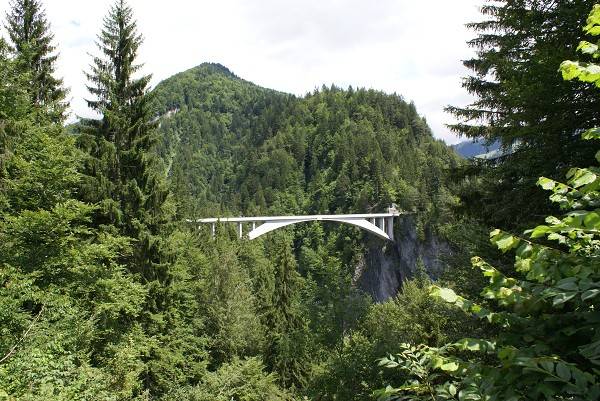 全世界上最美五大桥梁:瑞士萨尔基那山谷桥夺