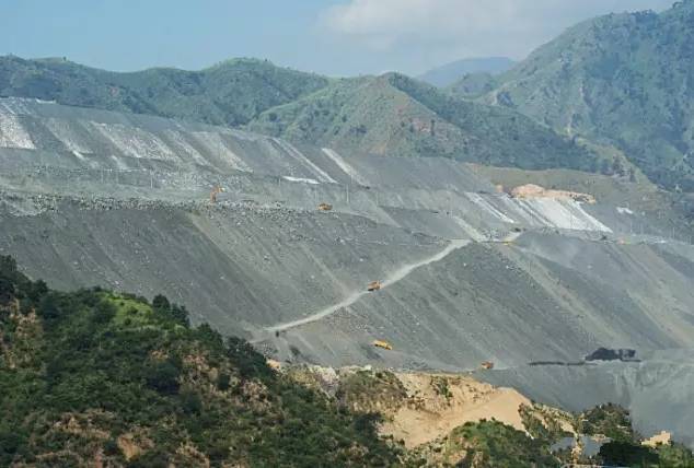 四川攀西攀枝花式钒钛磁铁矿典型示范区地处四川西南部,是我国著名的