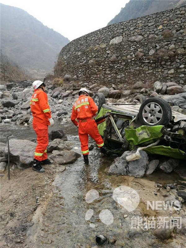 13时30分消防官兵到达事故地点,发现事故车辆坠入河沟中,车身已严重