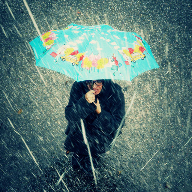 遮风挡雨遮阳蔽日 一把伞拍出一幅优秀的作品