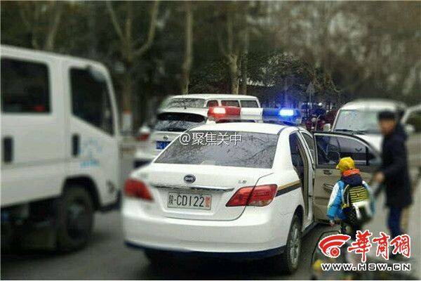 寶雞男子開警車亮警燈接孩子鎮政府系臨聘司機已辭退圖