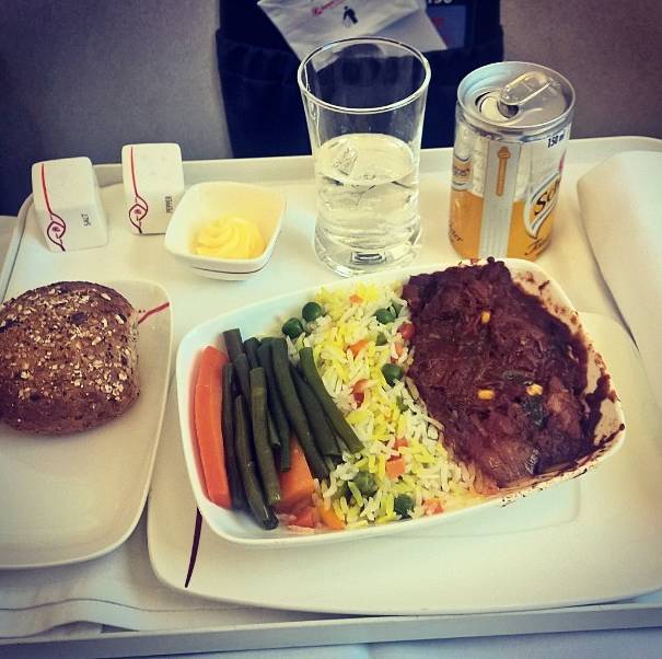 全球19家航空公司经济舱和头等舱的飞机餐对比