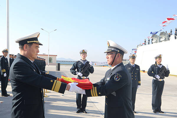 北海舰队司令员张文旦向西宁舰实习舰长周明辉(右)授旗视觉中国