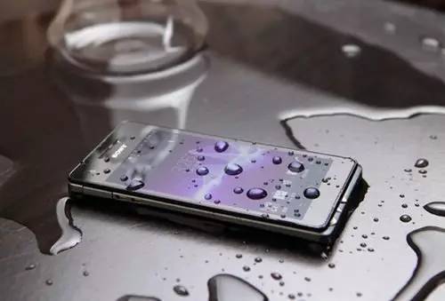 手机掉水里最管用的方法是一分钟正常开机