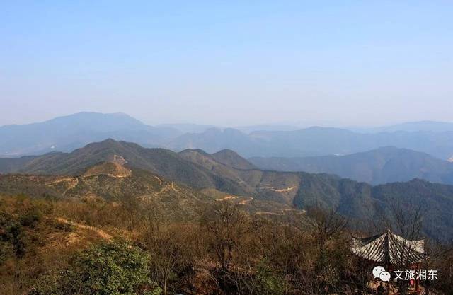 位于萍乡市湘东区白竺乡黄冈村的青草湖风景区,是一条高山徒步路线,以