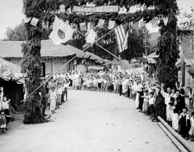 1945年韩国民众列队欢迎美军解放汉城华侨也参与_手机搜狐网