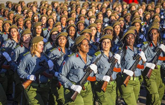 图为在哈瓦那革命广场举行阅兵的古巴女兵