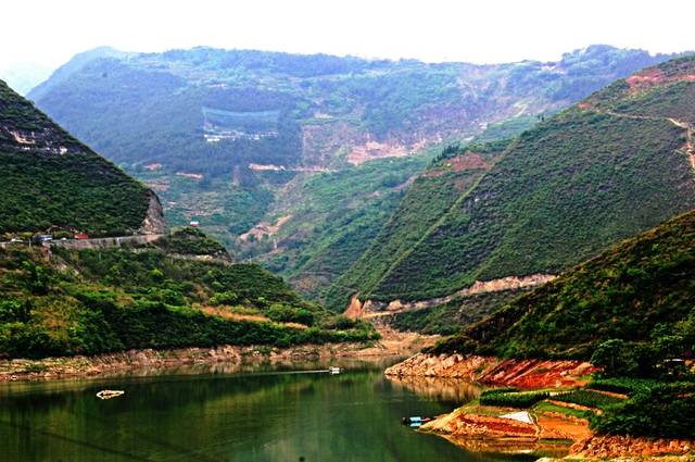 奉節隸屬重慶市,地處長江三峽西端;瞿塘峽口.