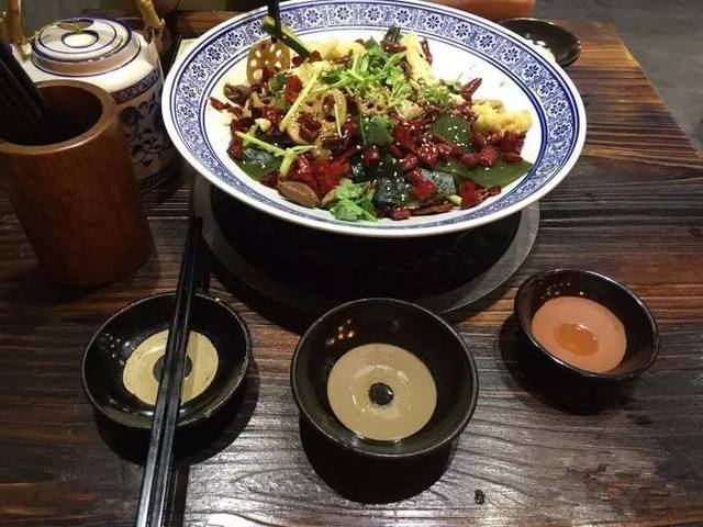 夜深了,就該來廣州這4家江湖小酒館,大口吃肉大碗喝酒!