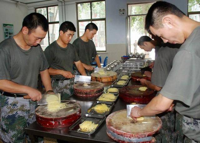 当兵跳出农门,没想到进炊事班烧火做饭!