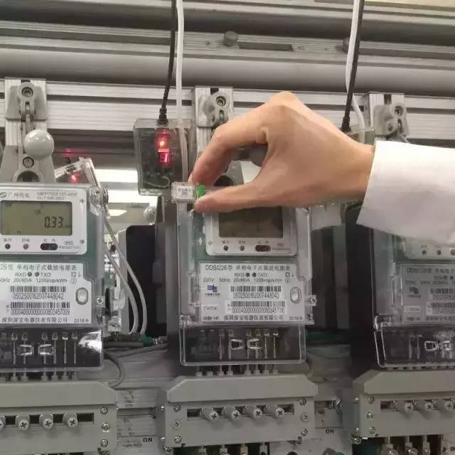 广州供电局计量中心在进行电表检测时,不能打开出厂铅封,只能接通