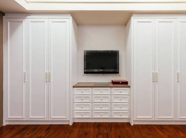 适合狭长的户型,将房间的一面墙全部打造成衣柜,保证墙面空间统一性