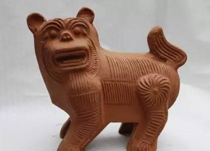 土陶艺术源远流长,具有原始社会新石器时代的型制,浓郁的汉代风韵