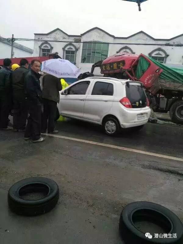 突发黄铺望虎墩105国道处发生大车祸