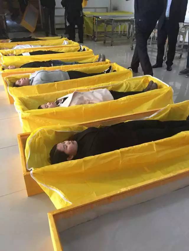 城事天啊数十人来到塘沽殡仪馆躺进了棺材