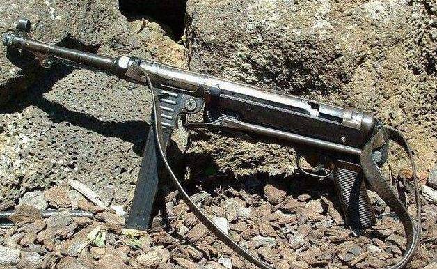 德国mp40冲锋枪,常被称为施迈瑟冲锋枪,是一种为方便大量生产而设计