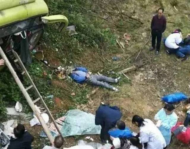 车祸事故发生现场4月6日上午7点40左右,在320国道邵阳县岩口铺镇白山