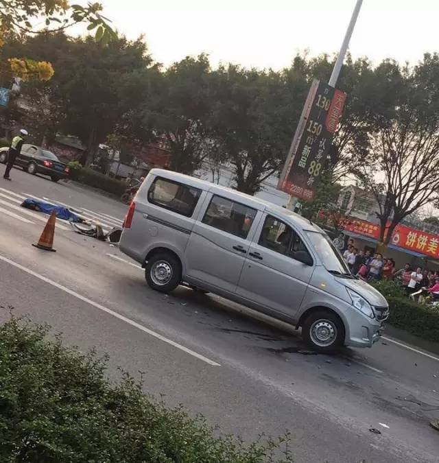 痛心江门发生车祸惨剧摩托车女司机被撞身亡行车记录仪视频曝光