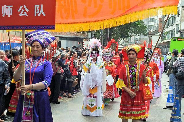 南宁市蒲庙镇举办花婆节大巡游