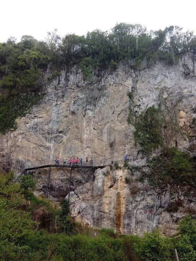 (依山伴水的白石岩村)