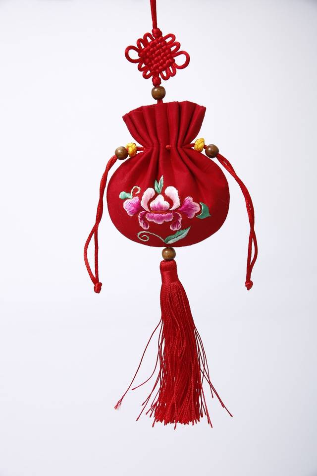 唐宋时期,香囊已然成为仕女美人的象征,男官吏们则开始佩戴荷包,有的