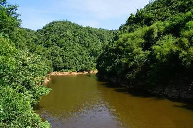 煙霞湖集上游諸山溪水及青山堰上游水而成,景區平均海拔755.